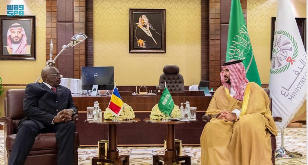 سمو نائب وزير الدفاع يلتقي وزير الدفاع التشادي