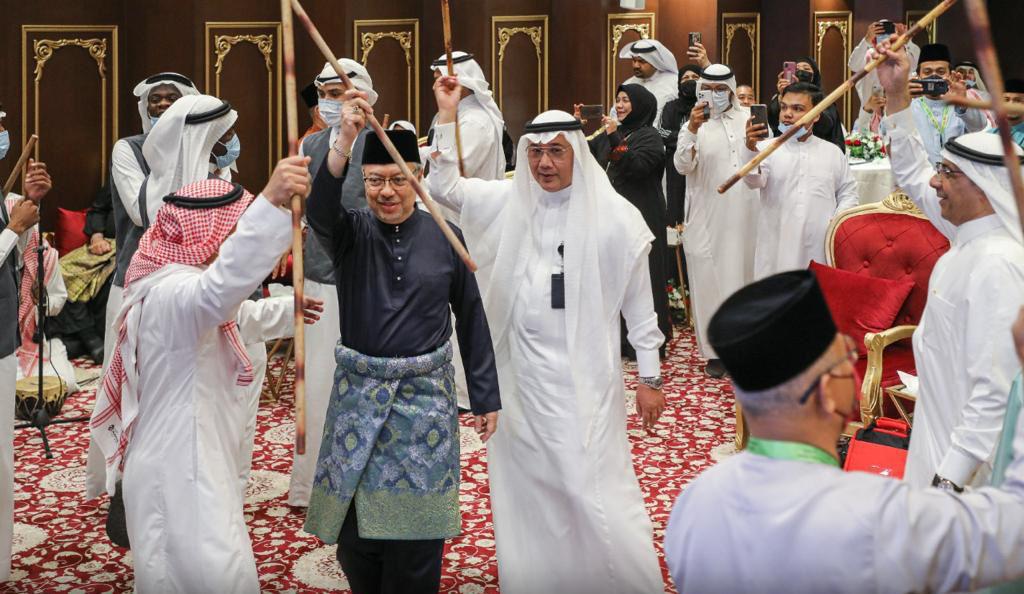 أهازيج وحلويات تراثية ترحيباً بحجاج ماليزيا