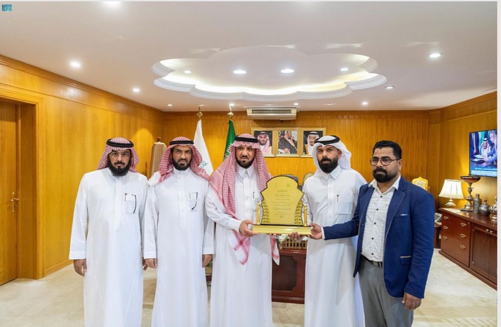 وكيل إمارة منطقة الجوف يكرّم الراعي الرسمي للملتقى الأول للجمعيات والمراكز الثقافية والأندية الأدبية بالمنطقة
