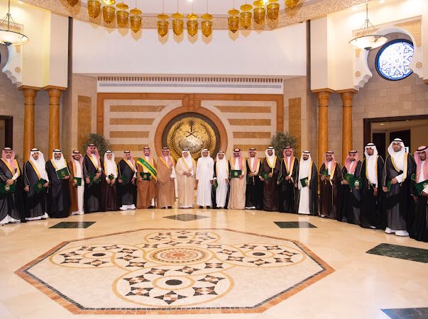 سمو أمير منطقة مكة المكرمة يستقبل منسوبي الإمارة الذين حصلوا على الدبلوم العالي في الإدارة المحلية من معهد الإدارة العامة