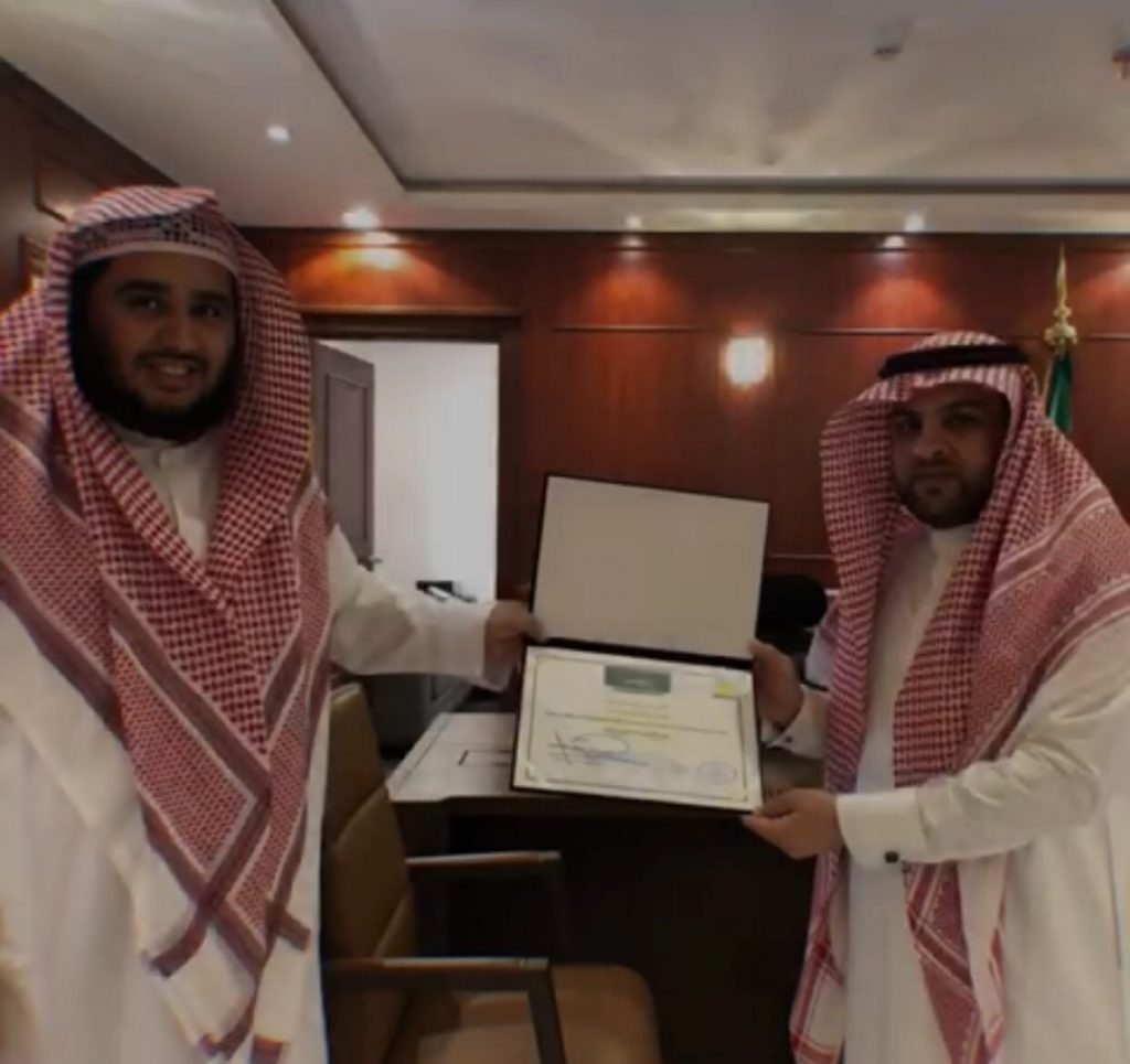 رئيس المحكمة العمالية بمكة المكرمة يمنح الزهراني شهادة الموظف المثالي