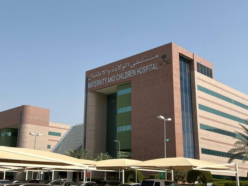 مستشفى الولادة والأطفال بمكة المكرمة يُنهي معاناة طفل من التهابات متكررة في الدماغ