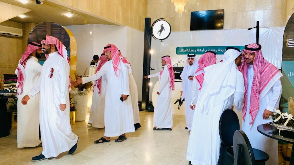 بمشاركة مجتمعية فاعلة.. أمانة منطقة حائل تعايد منسوبيها