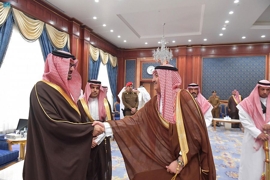 سمو أمير المدينة المنورة بالنيابة يستقبل عدداً من أصحاب الفضيلة ومسؤولي المنطقة