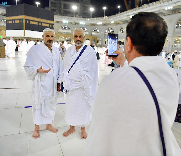 حجاج بيت الله الحرام يلتقطون الصور التذكارية أثناء تواجدهم بالمسجد الحرام
