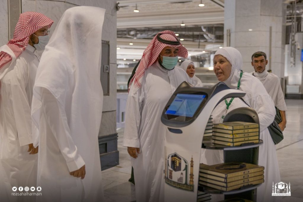 أثناء تأديتهم طواف الوداع.. روبوت لتوزيع المصاحف على الحجاج داخل المسجد الحرام
