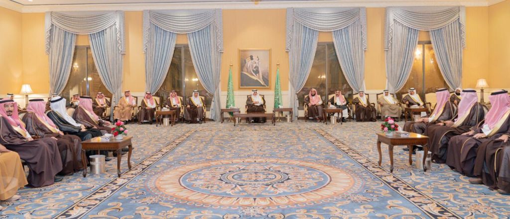 خلال استقباله المواطنين ومحافظي المنطقة باللقاء الأسبوعي .. أمير تبوك ينوه بالنقلة الحضارية الكبيرة التي تشهدها المنطقة من خلال مشروعات رؤية المملكة