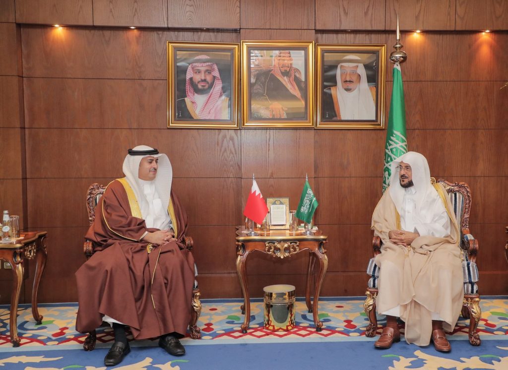 وزير الشؤون الإسلامية يستعرض مع نظيره البحريني أوجه التعاون المشترك في المجالات الإسلامية ونشر الوسطية