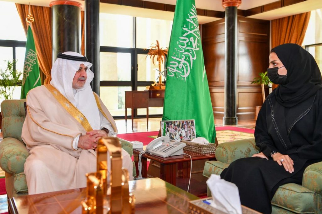منوهاً سموه بالدور الكبير والمهم للمرأة السعودية في تنمية الوطن ..أمير تبوك يستقبل رائدة الأعمال السعودية منى الهويدي الفائزة بجائزة الشريك الأدبي لهيئة الأدب والنشر والترجمة