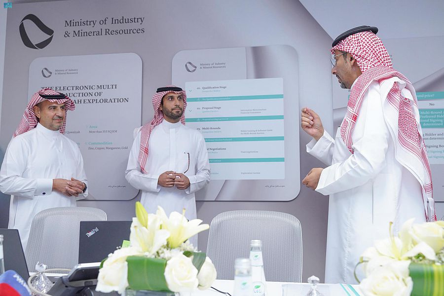 وزير الصناعة والثروة المعدنية يتفقد غرفة التحكم لمنافسة رخصة كشف الخنيقية الإلكترونية