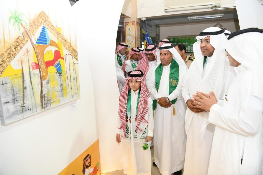 مدير تعليم مكة يُدشن معرض ” هي لنا دار ” بابتدائيتي الرحمانية وواقد بن عبدالله الابتدائية بـمشاركة 392 لوحة فنية
