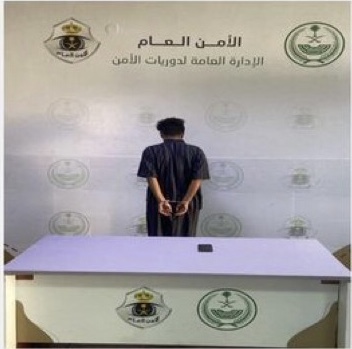 دوريات الأمن بمنطقة الرياض تقبض على شخص لتلفظه بعبارات من شأنها المساس بالآداب العامة على فرقة مشاركة في فعالية بمدينة الرياض