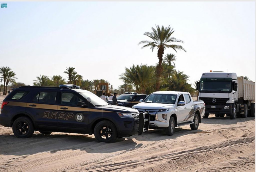 القوات الخاصة للأمن والحماية تضبط مخالفين لنظام البيئة لنقلهم الرمال وتجريف التربة دون ترخيص في منطقة تبوك