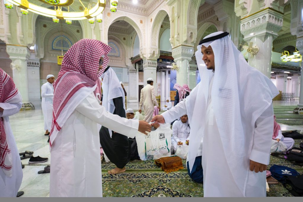 توزيع أكثر من (5) آلاف وجبة إفطار لطلاب وطالبات معهد وكلية الحرم المكي الشريف يومياً