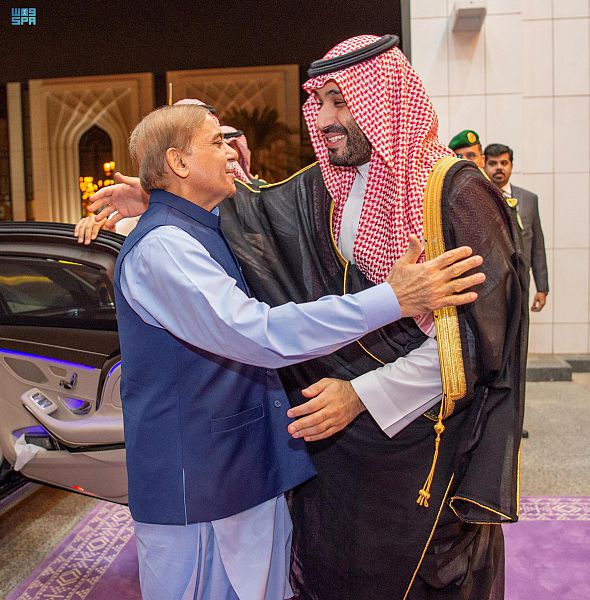 سمو ولي العهد يستقبل رئيس الوزراء الباكستاني