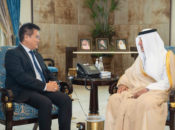 سمو أمير منطقة مكة المكرمة يستقل القنصل العام الفلبيني