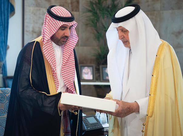 سمو امير منطقة مكة المكرمة يتسلم التقرير السنوي للمركز الوطني للرقابة على الالتزام البيئي لعام 2022
