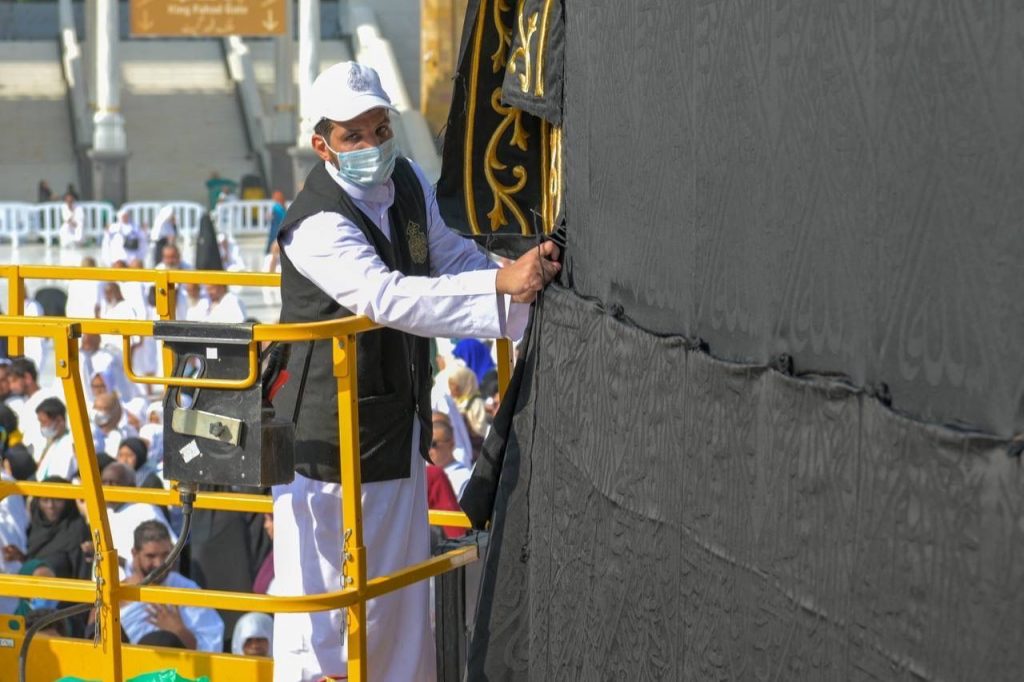 الرئاسة العامة لشؤون المسجد الحرام والمسجد النبوي تقوم بأعمال الصيانة الدورية لكسوة الكعبة المشرفة