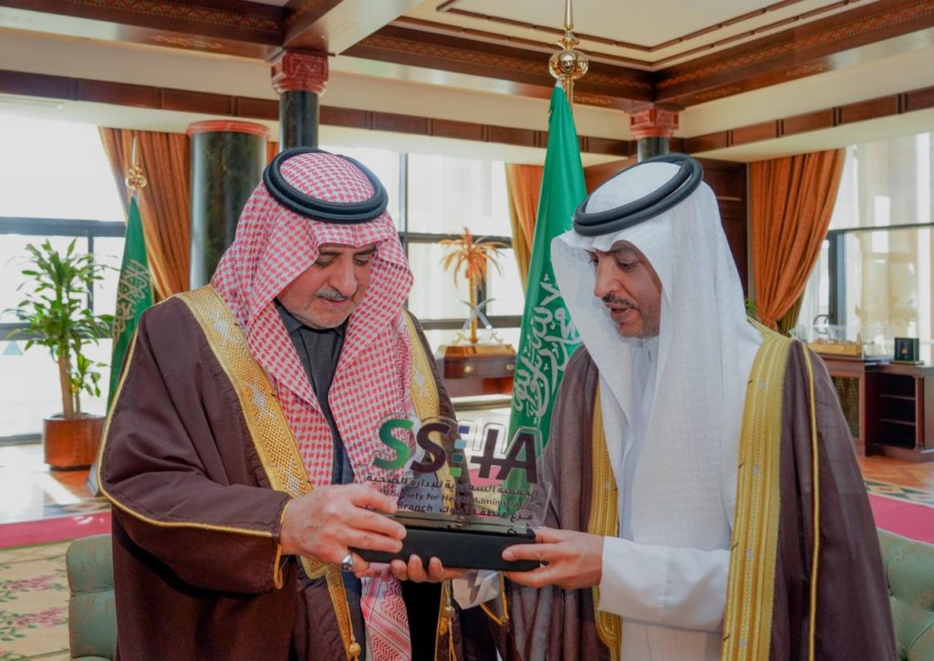 سمو أمير منطقة تبوك يستقبل رئيس واعضاء فرع الجمعية السعودية للإدارة الصحية بالمنطقة