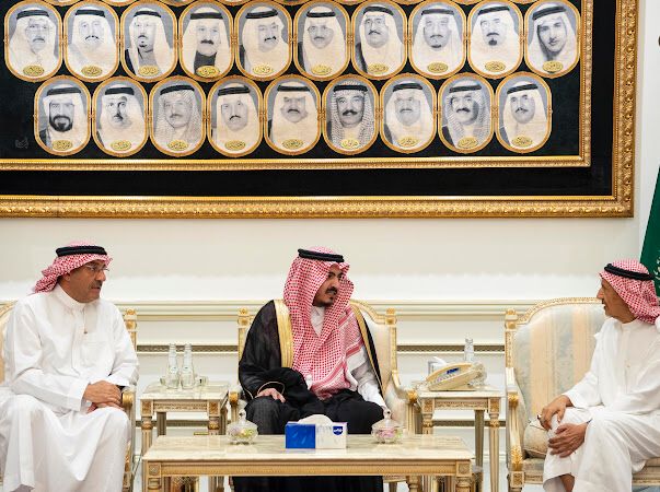 نائب أمير منطقة مكة المكرمة يقدم تعازيه لأسرة بن لادن