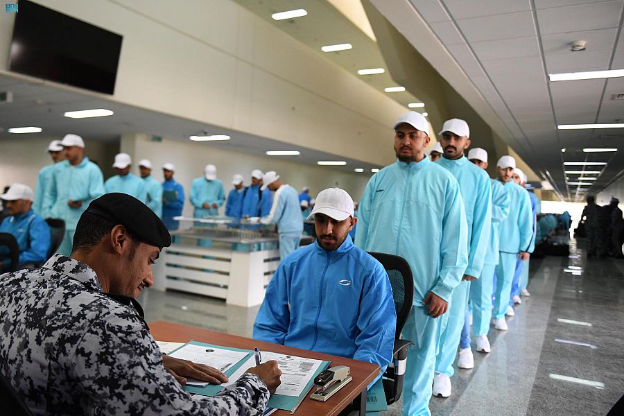 كلية الملك فهد الأمنية تستقبل الطلبة المستجدين الملتحقين بالدورة التأهيلية للضباط الجامعيين الـ (52)