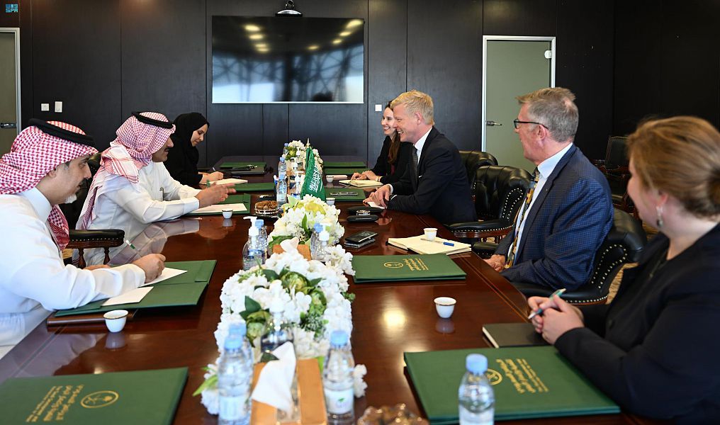 السفير آل جابر يلتقي بالمبعوث الأمريكي إلى اليمن