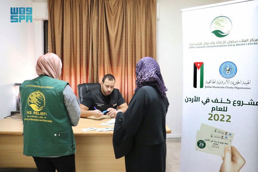 مركز الملك سلمان للإغاثة يوزع الكسوة الشتوية على 1.645 أسرة من اللاجئين والفئات الأكثر احتياجًا في الأردن