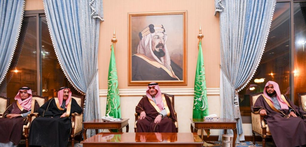 أمير تبوك يستقبل المواطنين في اللقاء الأسبوعي