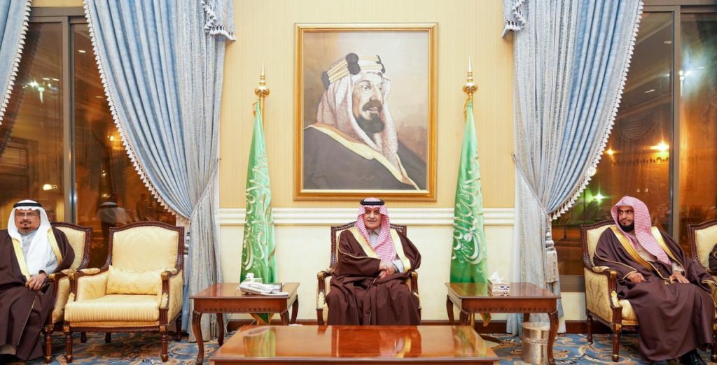 أمير تبوك يستقبل المواطنين في اللقاء الأسبوعي