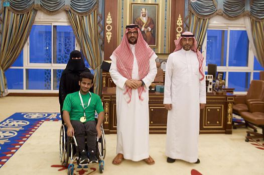 نائب أمير منطقة المدينة المنورة يستقبل لاعب نادي المدينة والمنتخب السعودي لذوي الإعاقة ماجد البلوي