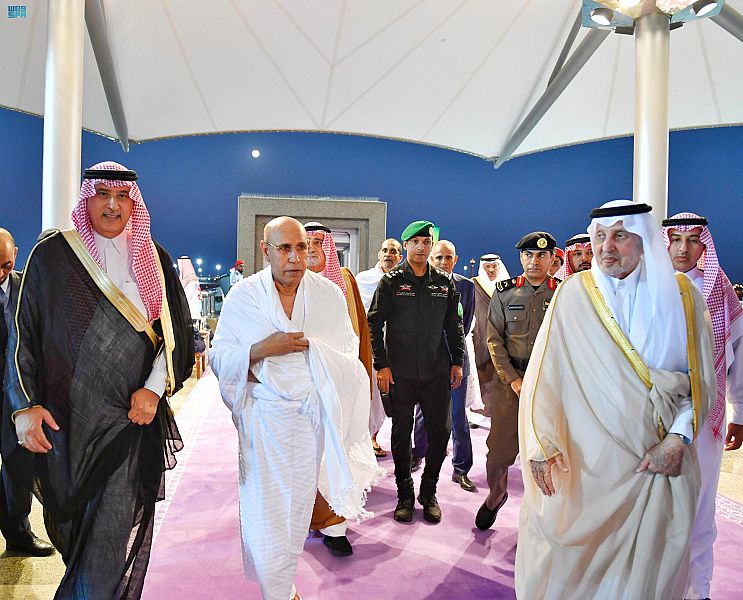 الرئيس الموريتاني يصل جدة لأداء مناسك العمرة