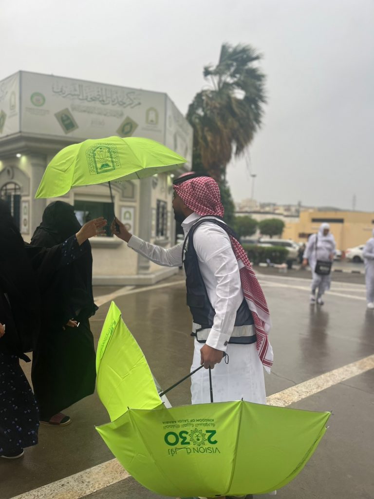 بتوجيهات معالي وزير ” الشؤون الإسلامية ” فرع الوزارة بمنطقة مكة المكرمة يباشر توزيع الآف المظلات على المعتمرين