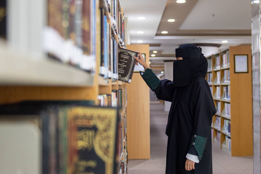 (٥٨٩) باحث وباحثة يستفيدون من الخدمة المرجعية ( عن بعد ) بمكتبة الحرم المكي الشريف