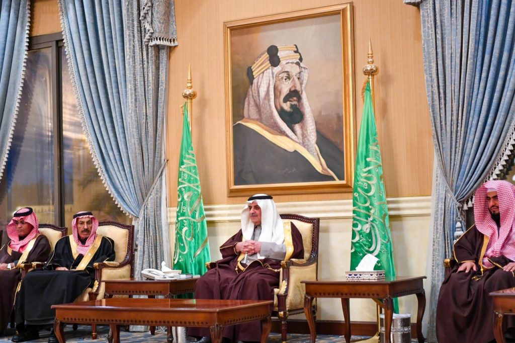 أمير تبوك يستقبل المواطنين في اللقاء الأسبوعي