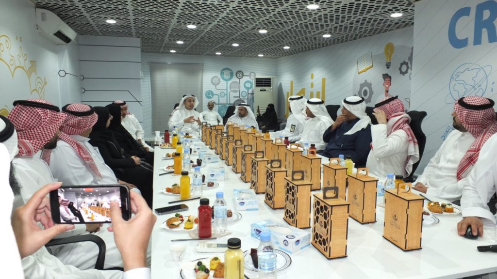 الرئيس العام لشؤون المسجد الحرام والمسجد النبوي يلتقي بعدد من المعتمرين