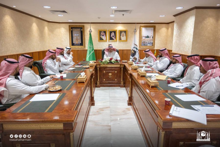 وكيل الرئيس العام للشؤون المالية والتنموية والخدمات المساندة بشؤون الحرمين يجتمع بالوكلاء والمساعدين ومديري الإدارات