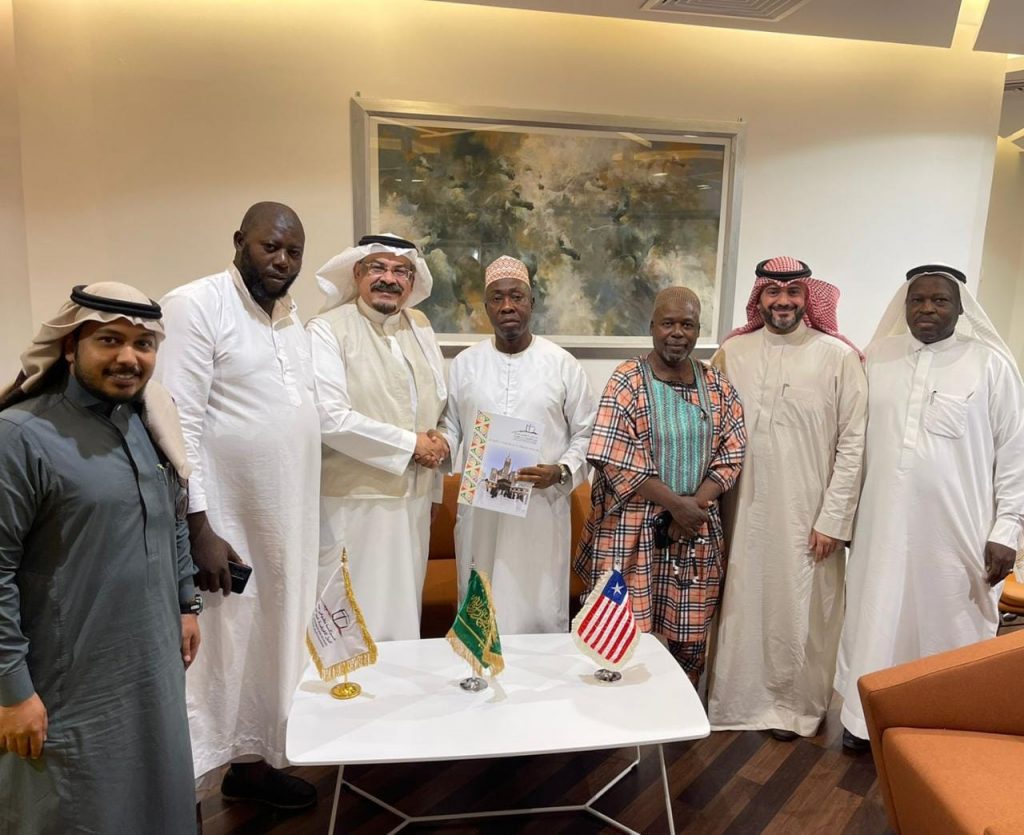 “أفريقيا غير العربية” توقع عقد خدمة حجاج ليبيريا
