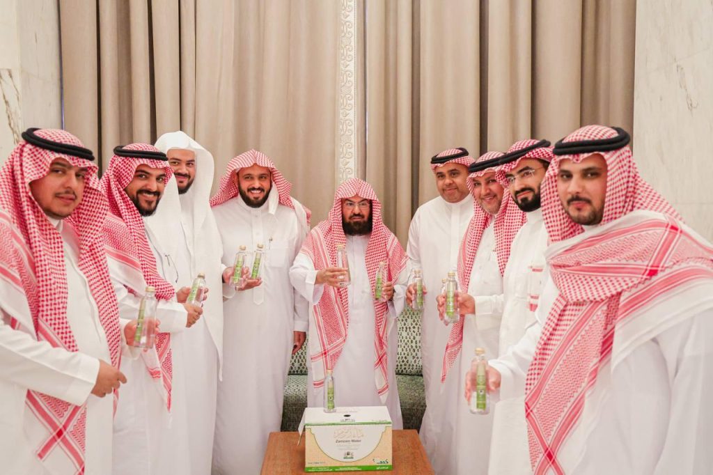 السديس يدشن العبوات الجديدة لماء زمزم بالمسجد الحرام