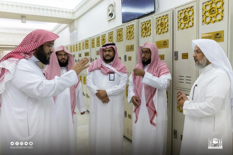 وكيل الرئيس العام للشؤون التوجيهية والإرشادية يعقد اجتماع مع منسوبيه لمناقشة سير أعمال الاعتكاف في المسجد الحرام