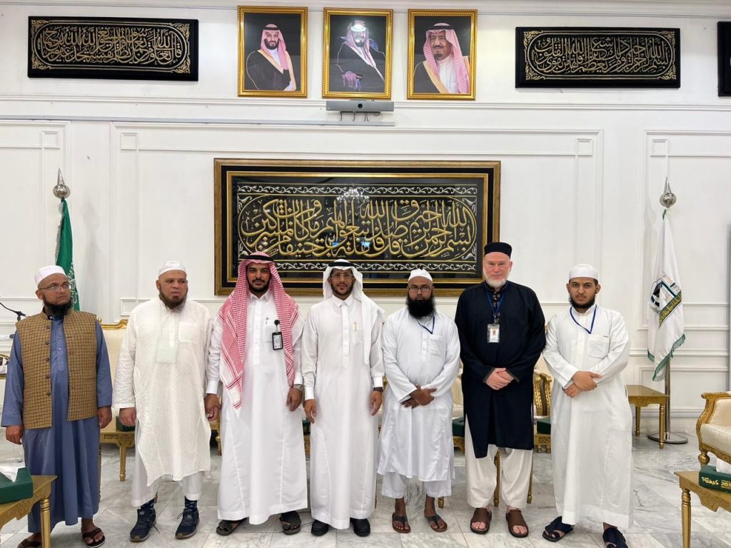 رئاسة شؤون الحرمين تستقبل وفداً من طلاب العلم  بالولايات المتحدة الاميركية