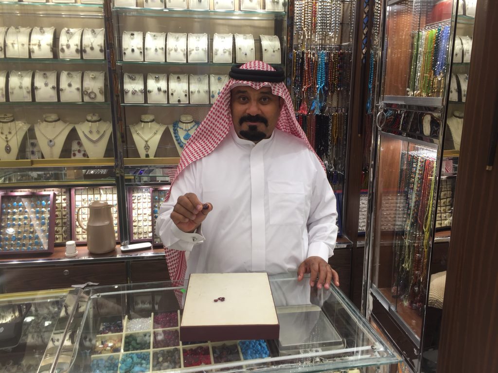 تركيب الأحجار الكريمة والفضيات،،، إرث تعاقب عليه الأباء والأبناء من الأجداد