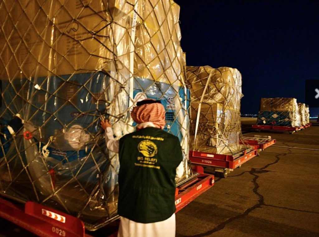 غادرت الرياض .. طائرتان إغاثيتان تحملان 168 طناً من مساعدات المملكة للشعب الأوكراني