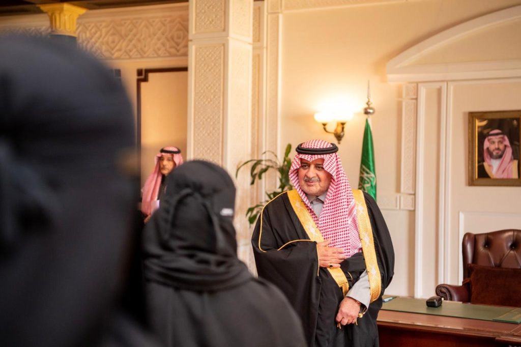 أمير تبوك يلتقي وكلاء الإمارة ومديري العموم والاقسام وموظفي الإمارة