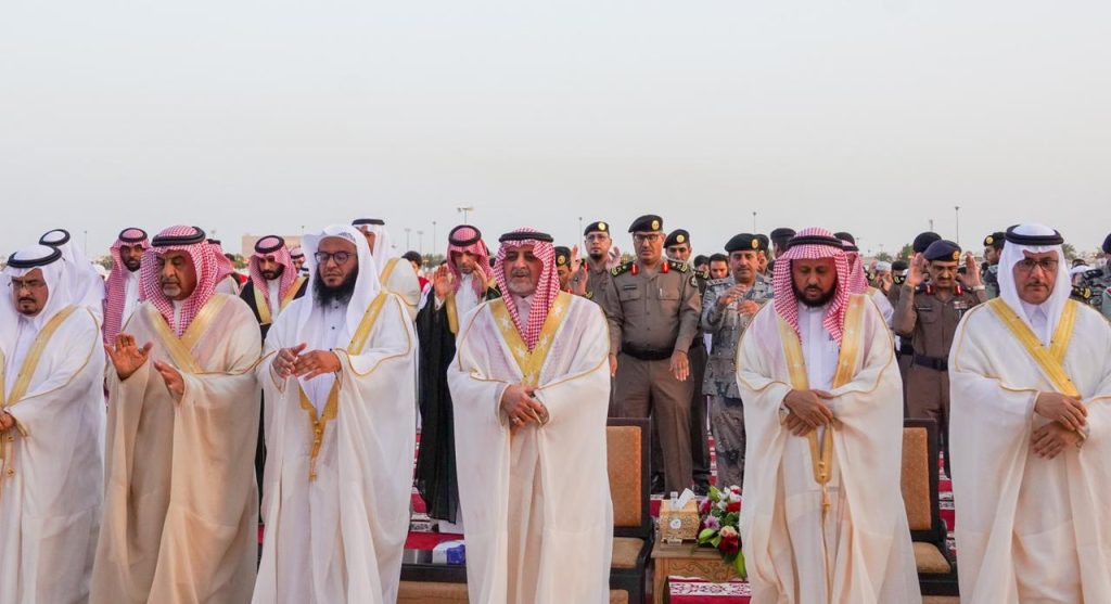 أمير منطقة تبوك يتقدم جموع المصلين لأداء صلاة عيد الفطر