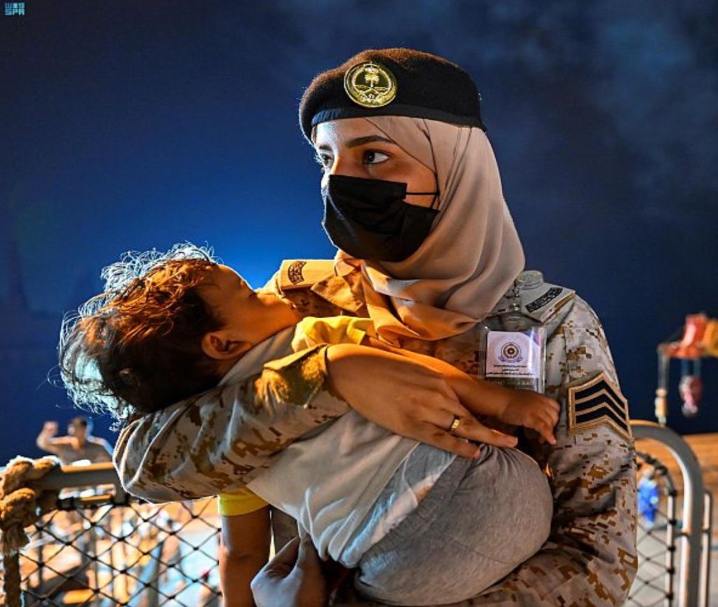 صورة “واس” لمجندة سعودية تتصدر وسائل الإعلام ووكالات الأنباء العالمية