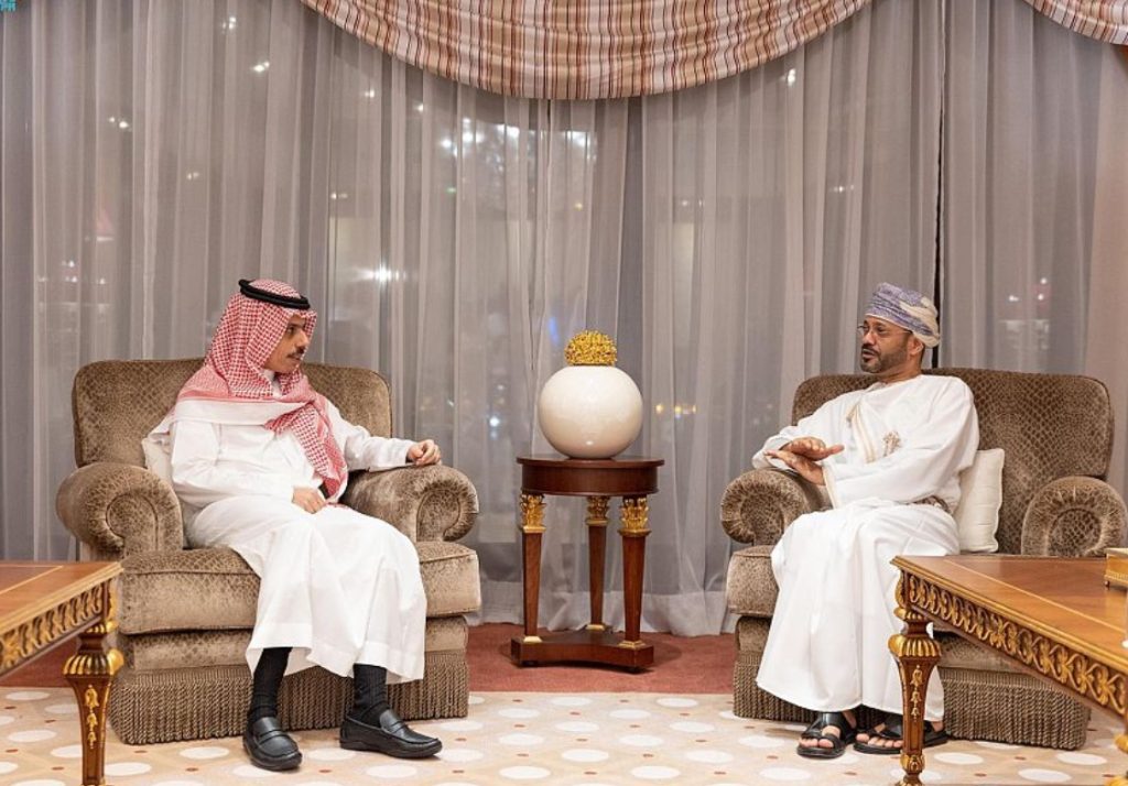 سمو وزير الخارجية يلتقي وزير خارجية سلطنة عُمان