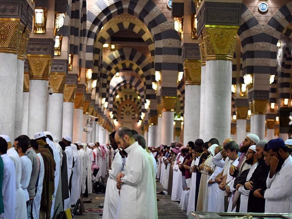 وسط أجواء إيمانية زوار المسجد النبوي يحيون ليلة ٢٨ من رمضان