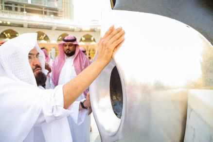 السديس يشارك في صيانة كسوة الكعبة المشرفة الدورية