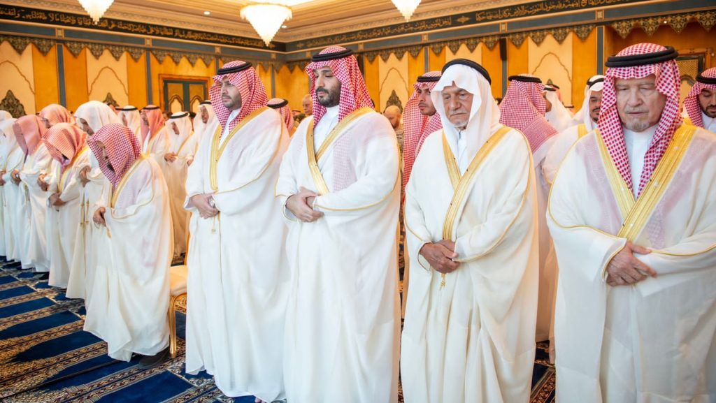 سمو ولي العهد يؤدي صلاة عيد الفطر في المسجد الحرام مع جموع المصلين ويستقبل أصحاب السمو الأمراء وأصحاب الفضيلة العلماء والمشايخ والمعالي، وكبار المسؤولين من مدنيين وعسكريين الذين قدَّموا التهنئة لسموه بعيد الفطر