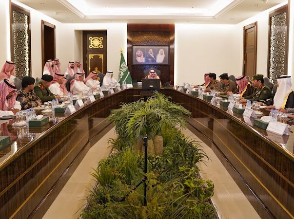 سمو نائب أمير منطقة مكة المكرمة يرأس اجتماع القيادات الأمنية في المنطقة